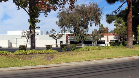 A low white office building at 3885 Bohannon Drive in Menlo Park behind an empty lawn and street. No people appear.