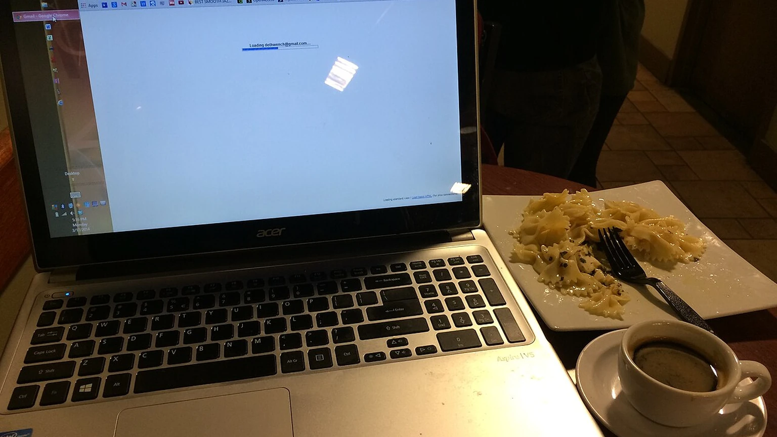 A laptop with a meal at a cafe.