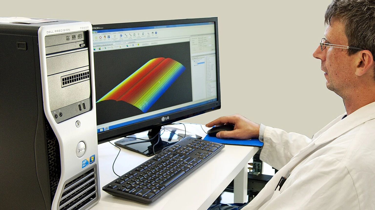 IPAS researcher Roman Kostecki working with a computer visualization.